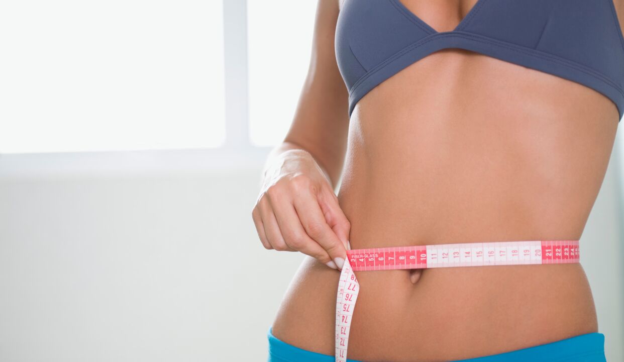 Uma mulher perdeu peso na região abdominal com a ajuda de esportes e nutrição fracionada. 